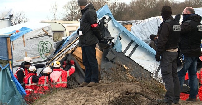 France begins slow dismantling of giant Calais migrant camp